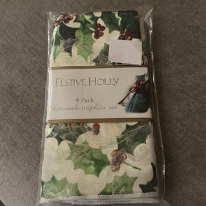 Festive Holly 4 Pack Damask Napkins Set!